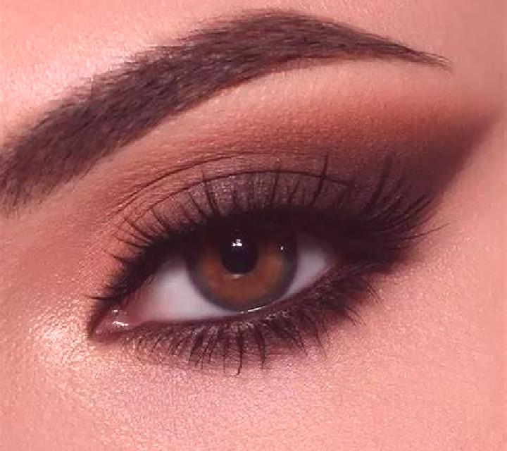 Adriana, 32, acompañante rubia platino de ojos ámbar y etnia oriente medio basada en Foula Mori. Ofrece Griego (anal), Dominación, Striptease, Masaje erótico...