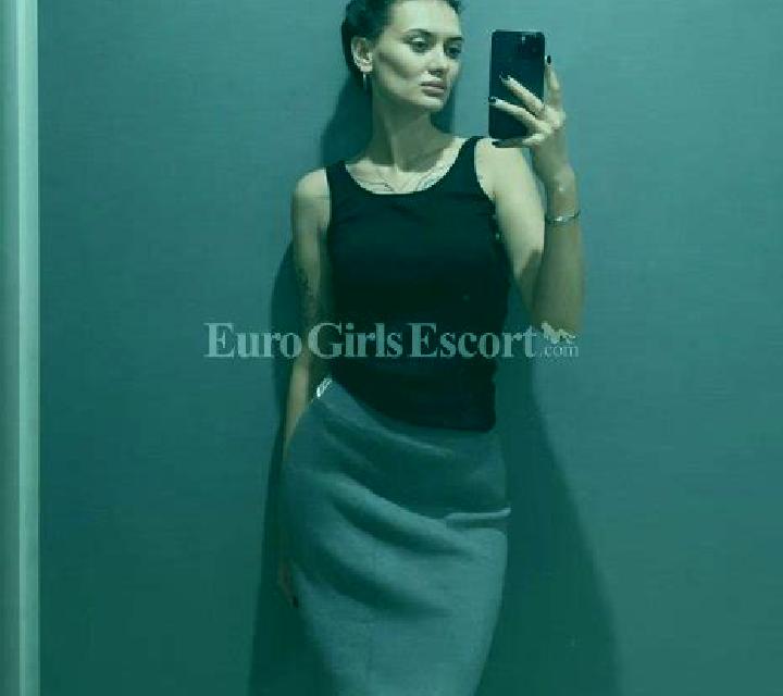 Alejandra, 39, acompañante pelirroja de ojos oscuros y etnia oriente medio basada en Sao Jorge. Ofrece Fetiche, Chica de fiesta, Tantra, Francés natural, GFE...