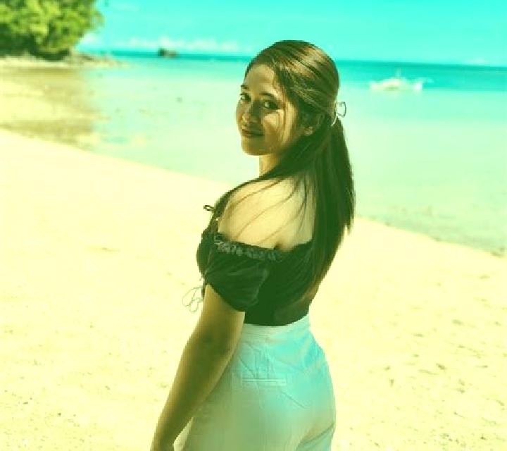 Camila, 21, acompañante morena de ojos marrones y etnia oriente medio basada en Manatal. Ofrece Juego de roles, Tantra, Chica de fiesta. Disponible en domici...