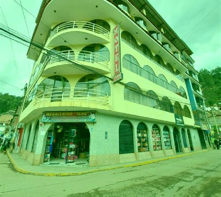 Carmen, 36, acompañante castaña de ojos azules y etnia oriente medio basada en Saint-Joseph. Ofrece Parejas, Masaje, Masaje erótico, Tríos / dúos, Striptease...