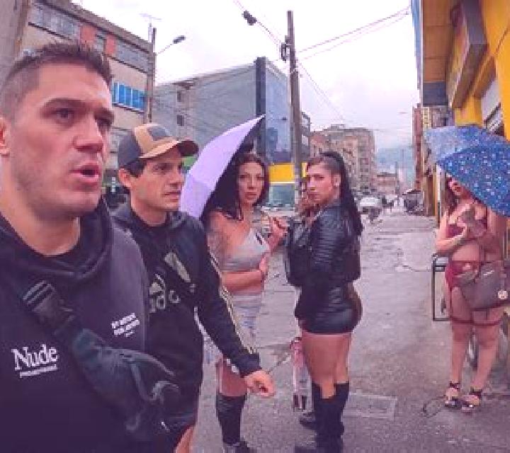 Daniela, 30, acompañante castaña de ojos grises y etnia mediterránea basada en Giavenale. Ofrece Francés natural, Beso francés profundo, Masaje de próstata, ...