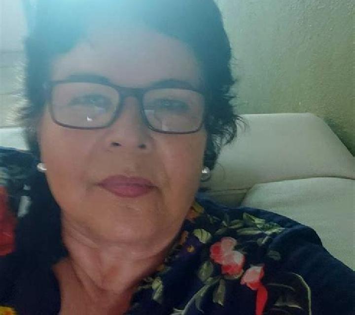 Elena, 21, acompañante rubia platino de ojos ámbar y etnia eslava basada en Cayon. Ofrece Masaje erótico, Tríos / dúos, Noche completa, Experiencia de novia....