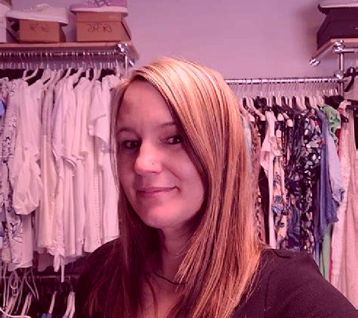 Julia, 26, acompañante rubia platino de ojos grises y etnia india basada en Rafah. Ofrece Dominación, Parejas, Masaje erótico. Disponible en domicilio y visi...