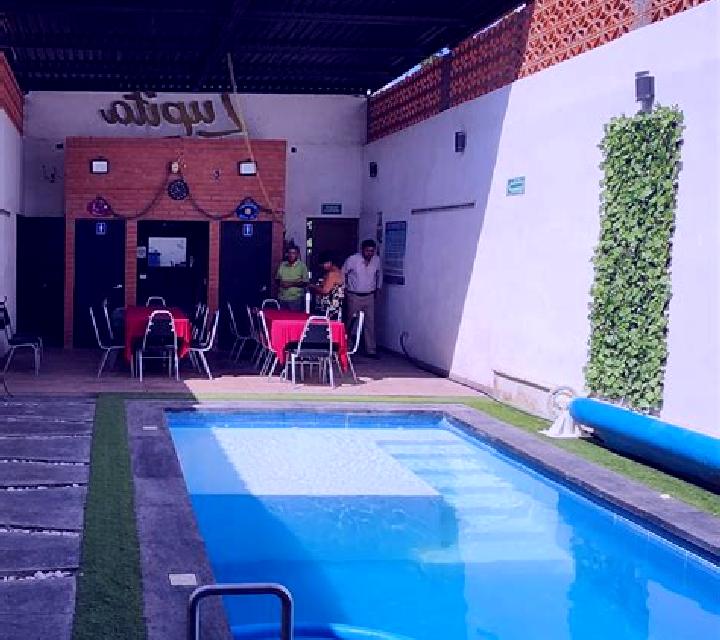 Lucía, 31, acompañante rubia platino de ojos marrones y etnia europea basada en El Ejido. Ofrece Striptease, Masaje erótico, Masaje, Chica de fiesta, GFE (Ex...