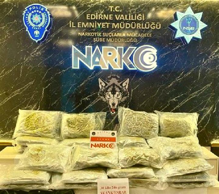 María, 31, acompañante negra de ojos ámbar y etnia europea basada en Kohtla-Jaerve. Ofrece Acompañante de viaje, Griego (anal), Masaje de próstata, Masaje er...