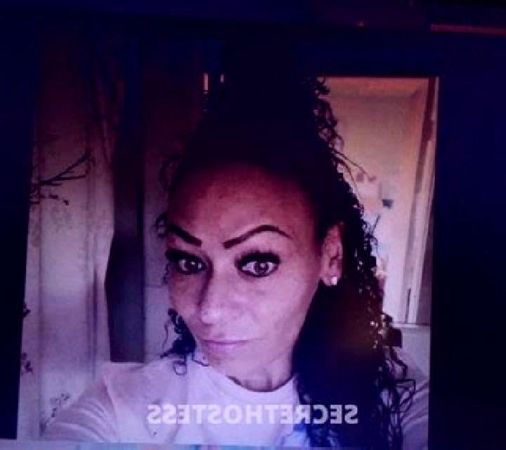 Martina, 24, acompañante rubia de ojos grises y etnia mezcla basada en Tuzi. Ofrece BDSM, Tríos / dúos, Masaje erótico. Disponible en domicilio y visita, cit...