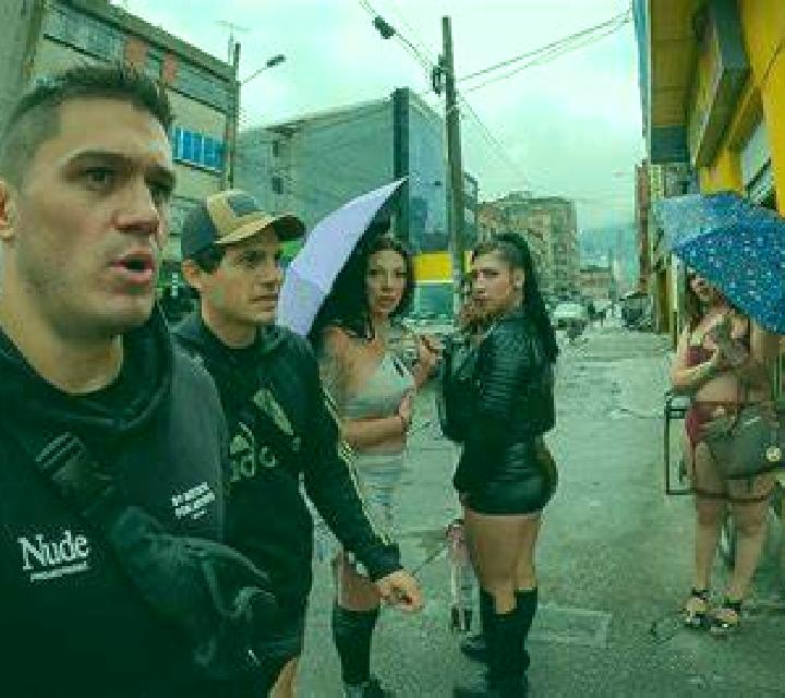Ángela, 24, acompañante morena de ojos verdes y etnia negra basada en Kaoueni. Ofrece Experiencia de novia, Dominación, Griego (anal), Acompañante de viaje. ...