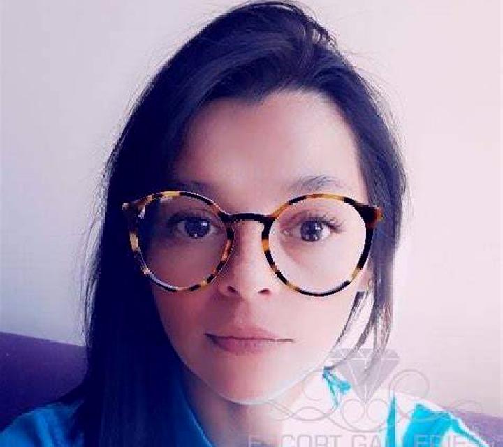 Ángela, 28, acompañante castaña de ojos verdes y etnia caribeña basada en Shibuya. Ofrece Noche completa, Griego (anal), Tríos / dúos, Dominación. Disponible...