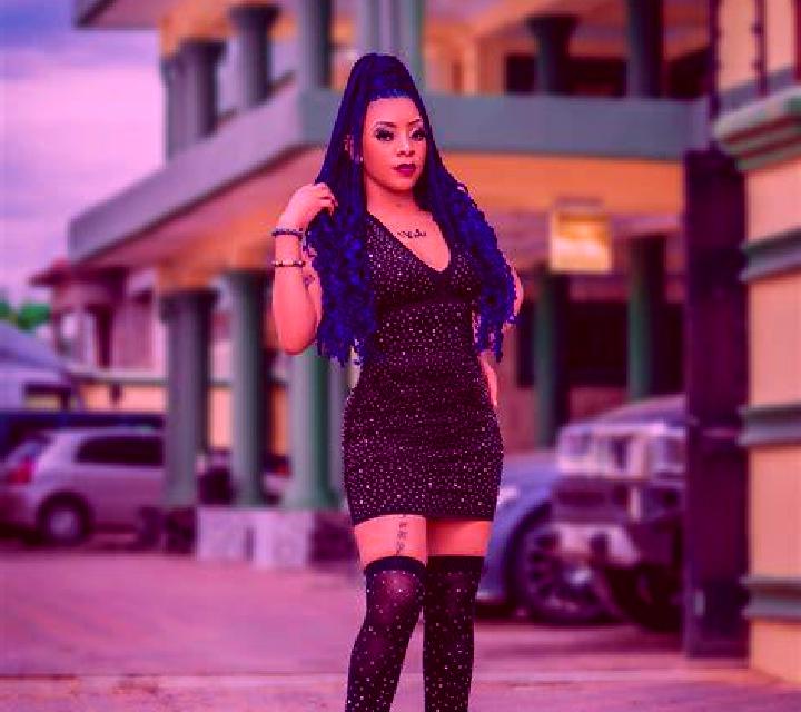 Ángela, 38, acompañante pelirroja de ojos avellana y etnia caribeña basada en Benfica. Ofrece Experiencia de novia, Striptease, Parejas, BDSM. Disponible en ...