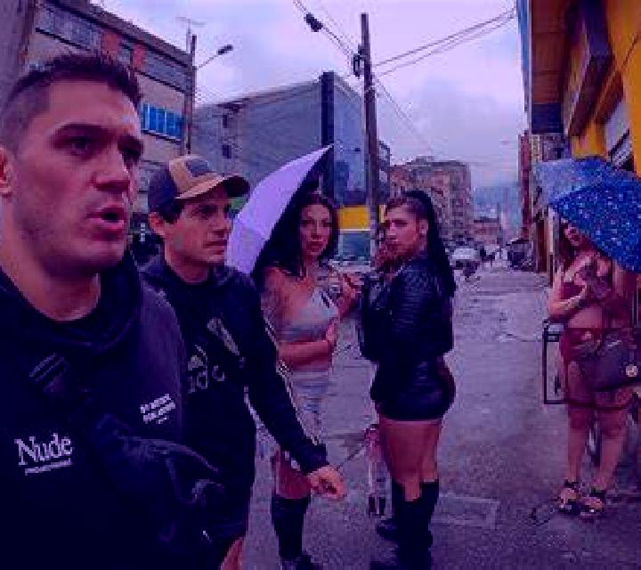 Paula, 36, acompañante pelirroja de ojos marrones y etnia oriente medio basada en Cerknica. Ofrece Experiencia de novia, 69, Francés natural, Parejas, Acompa...