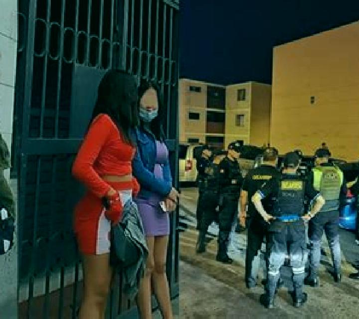 Renata, 37, acompañante castaña de ojos marrones y etnia india basada en Arwani. Ofrece Dominación, Juego de roles, Noche completa, 69, Masaje erótico. Dispo...