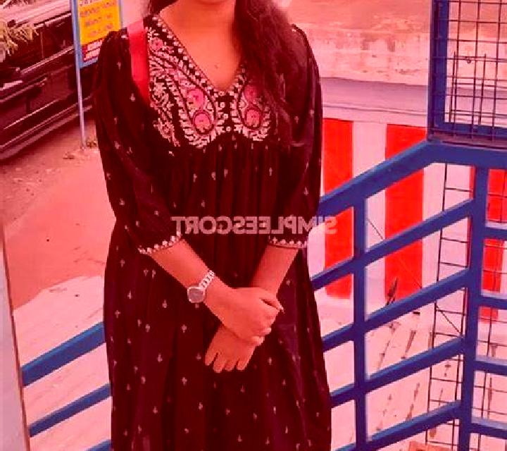 Rosa, 22, acompañante negra de ojos avellana y etnia oriente medio basada en Sainte-Rose. Ofrece Tantra, GFE (Experiencia de novia), Fetiche. Disponible en d...