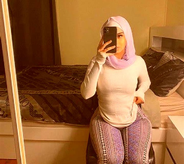 Valentina, 35, acompañante rubia platino de ojos ámbar y etnia caribeña basada en Zbuzany. Ofrece GFE (Experiencia de novia), Tríos / dúos, Masaje erótico, S...