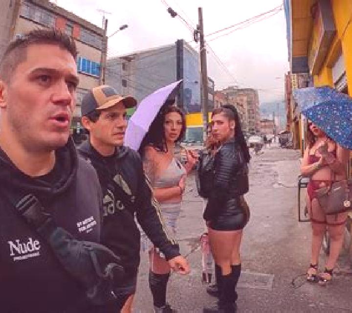Valeria, 33, acompañante castaña de ojos oscuros y etnia europea basada en Portachuelo. Ofrece Masaje erótico, Experiencia de novia, 69, Dominación, Hasta el...